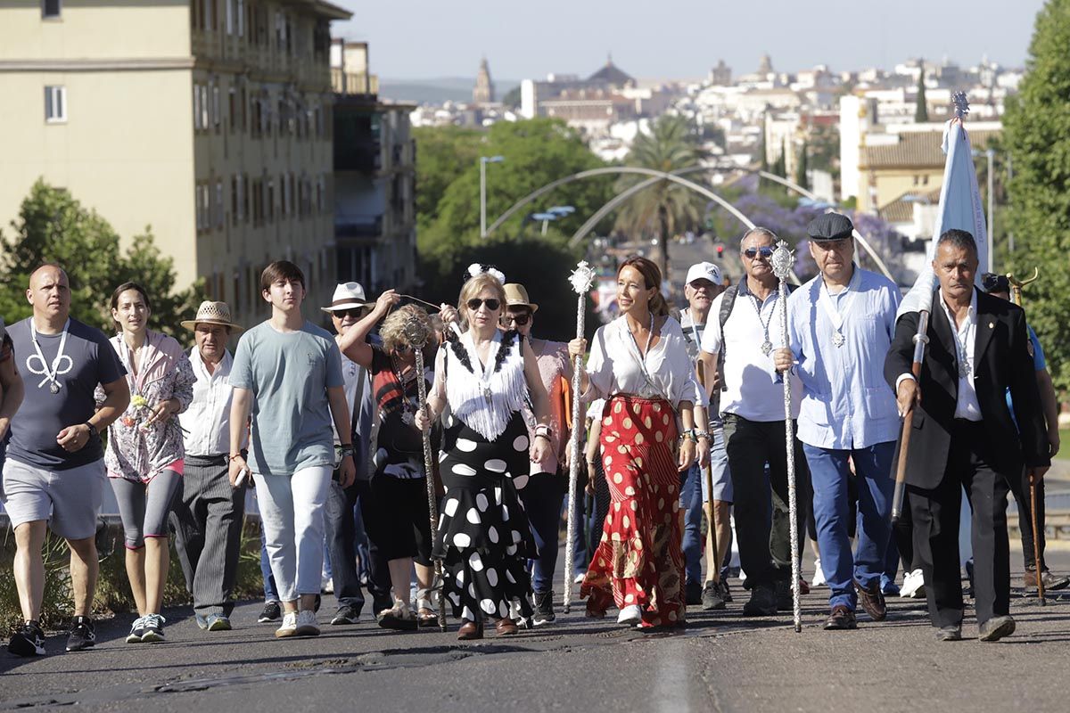 Color y alegría camino del santuario: imágenes de la romería de la Virgen de Linares