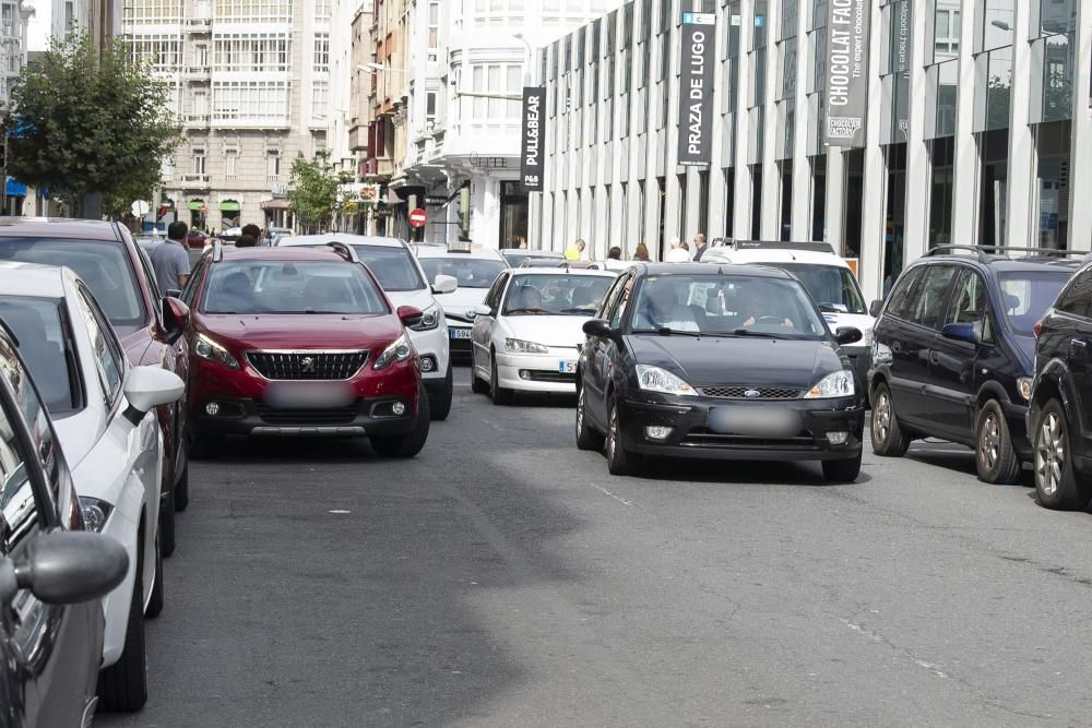 Policías locales informan a conductores y sancionan las infracciones más graves.