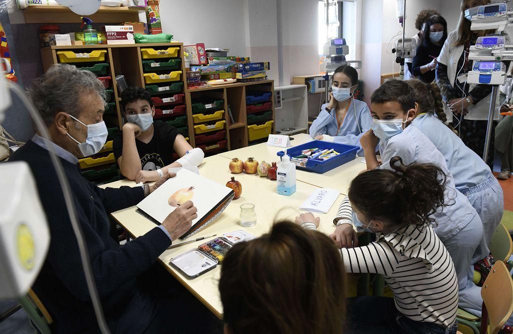 Pedro Cano lleva la pintura a Oncología Infantil de la Arrixaca