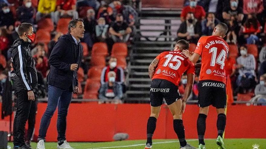 Luis García da instrucciones a sus jugadores en un partido reciente.