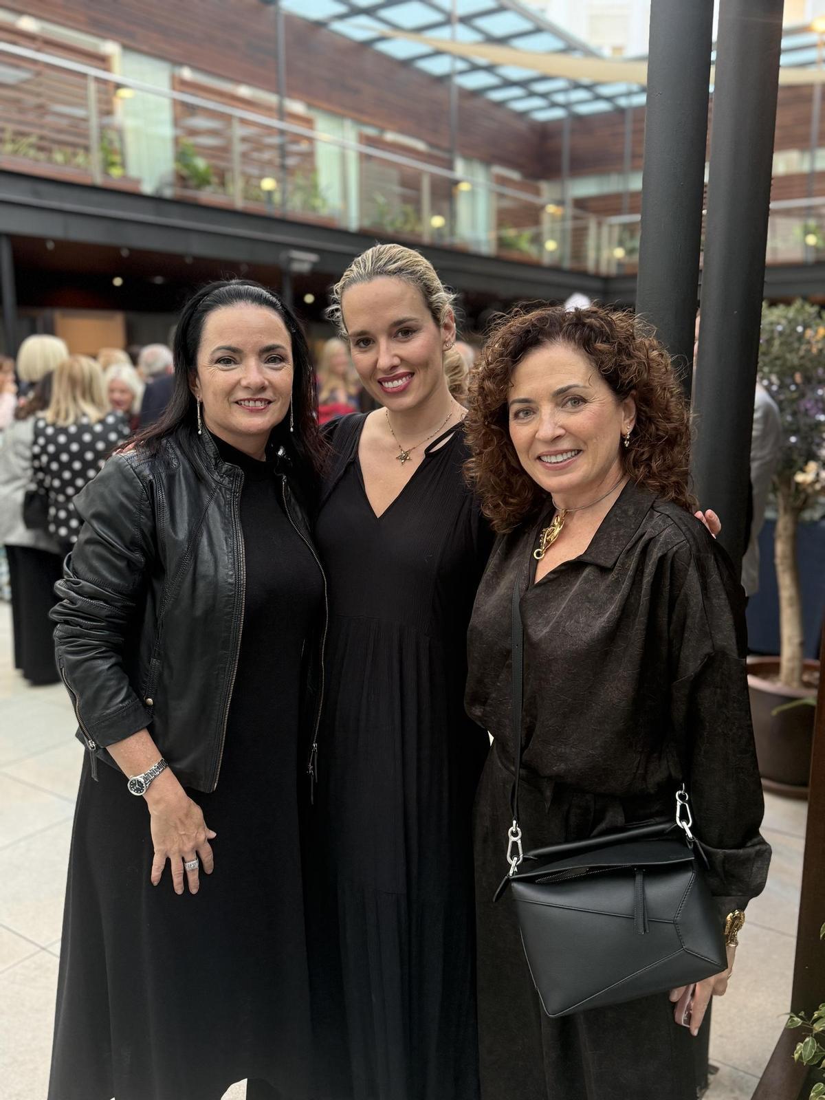 Begoña y Paloma Marfil con Macarena Gea.