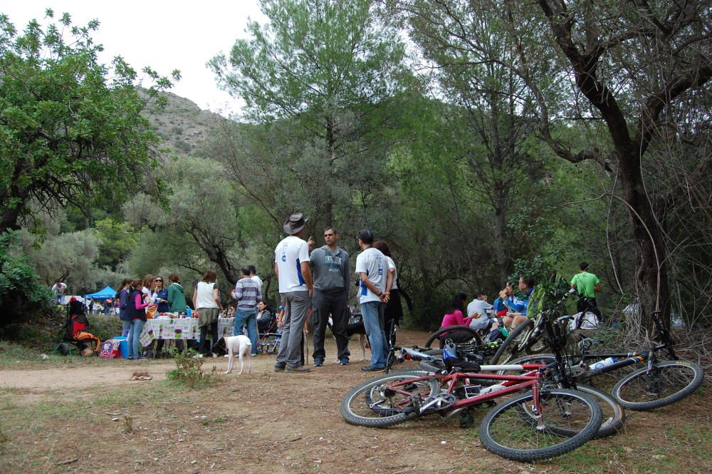 Los vecinos de Marbella y San Pedro Alcántara celebraron ayer el tradicional Tostón en cuatro zonas habilitadas con puntos de fuego controlados.