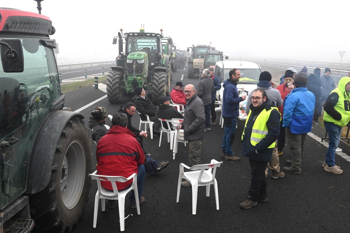 Agricultores catalanes protestan en Fondarella, en el Pla dUrgell (Lleida)