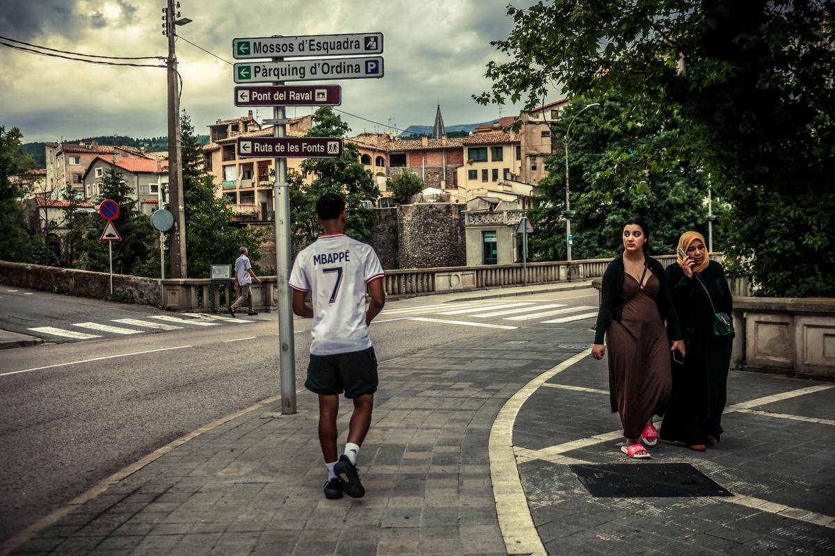 Salma y su madre Karima, pasean por Ripoll, después de cruzar uno de los 15 puentes del municipio.