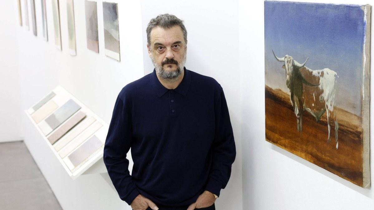 Antonio Murado, pintor, en la galería Trinta, Santiago, ante obras de su nueva exposición.