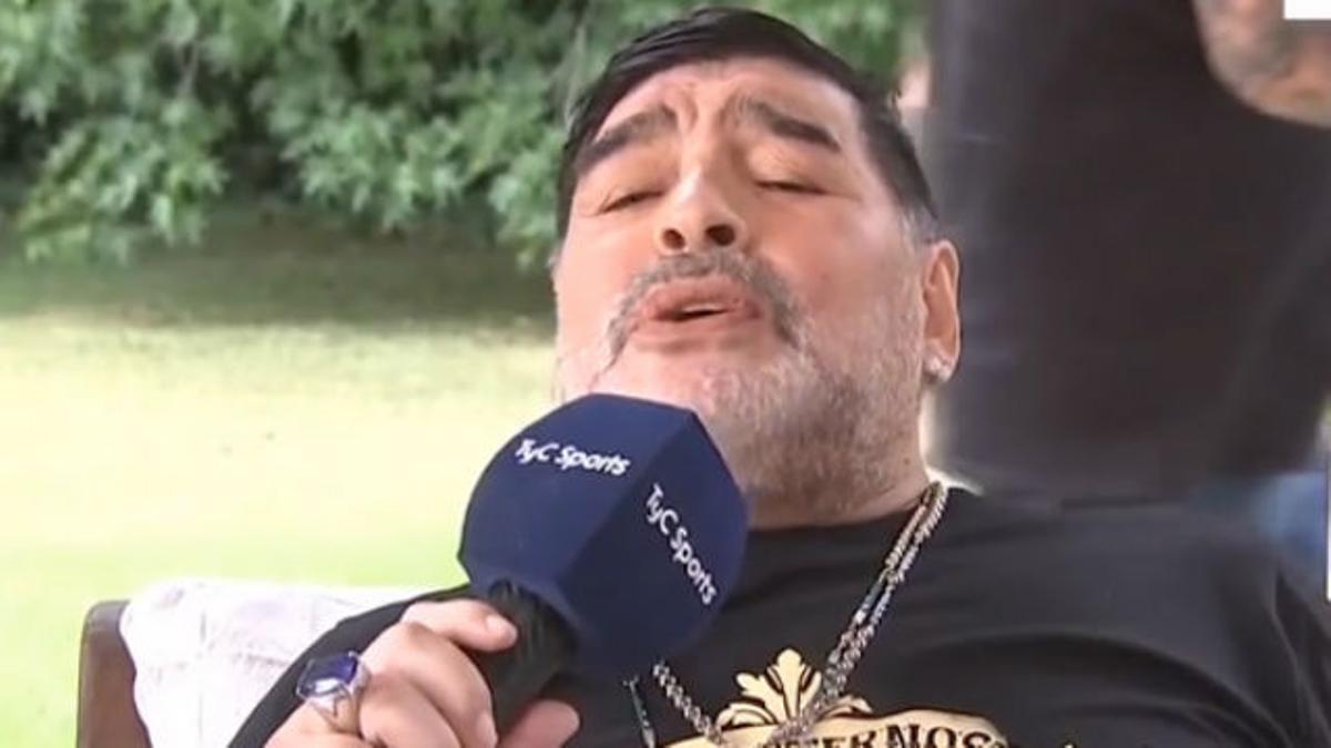 Esto no lo habíamos visto aún: Maradona cantando en perfecto italiano