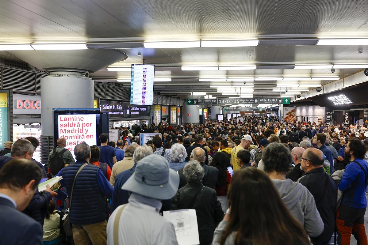 Colas y desconcierto en Atocha tras el robo de cable en la línea de alta velocidad Madrid-Andalucía