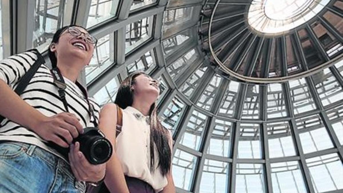 Shuling Qiu (derecha) y una amiga miran la cúpula de la Torre Agbar.