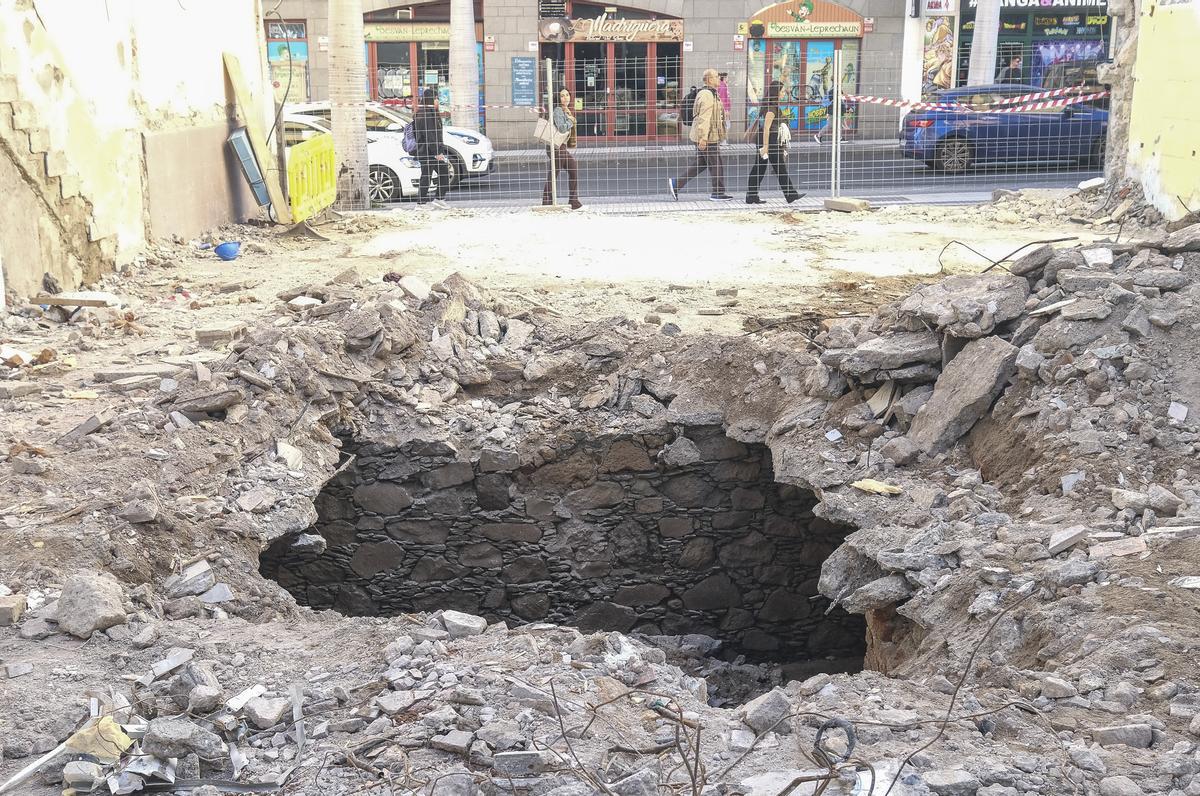 Muro del antiguo barranquillo de Mata descubierto tras la demolición de una vivienda en la calle Colmenares.