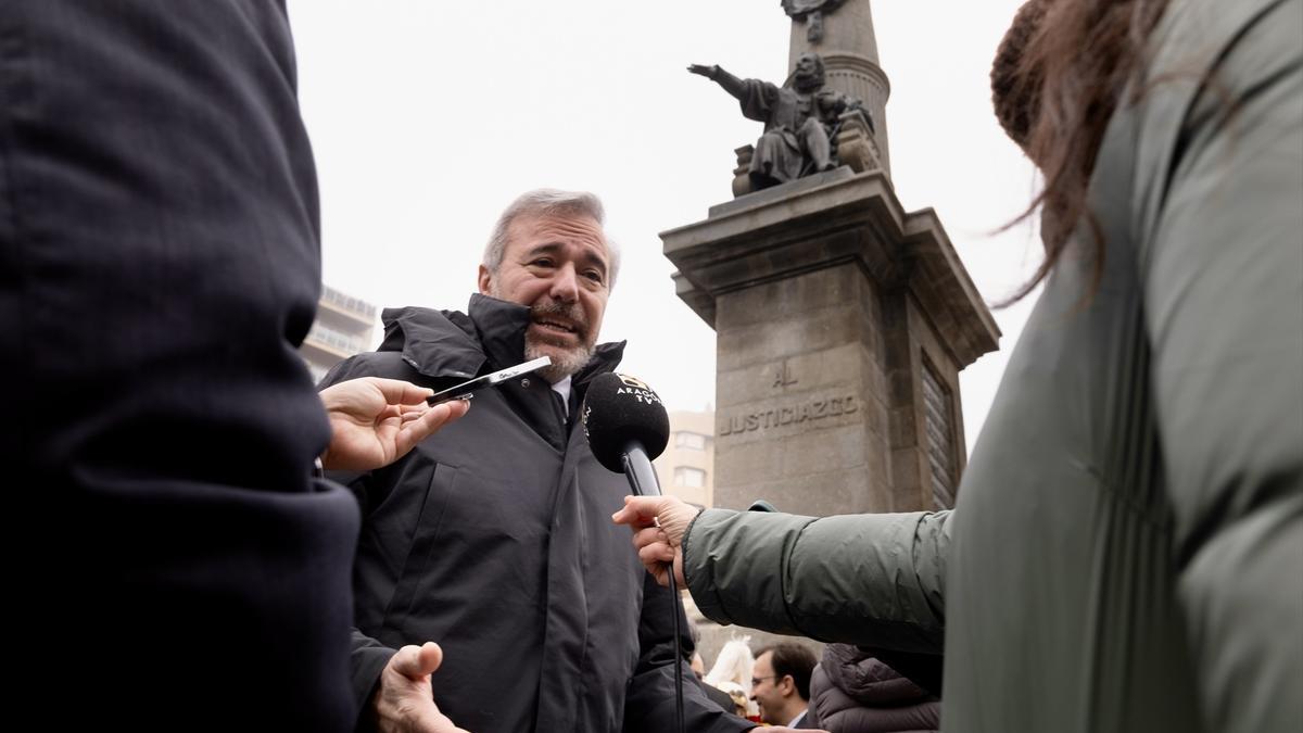 El presidente del Gobierno de Aragón, Jorge Azcón, este sábado frente al monumento al Justicia.
