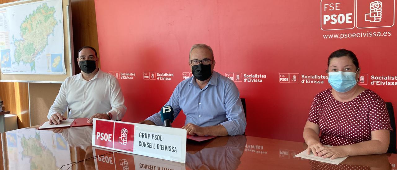 Víctor Torres, Vicent Torres y Silvia Limones, ayer, en rueda de prensa en el despacho del grupo del PSOE en el Consell.