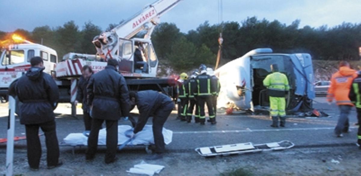 Accidente. Una grúa desplazó el vehículo siniestrado hacia un lateral, mientras varios efectivos retiran los cuerpos de las víctimas mortales y asisten a los heridos.