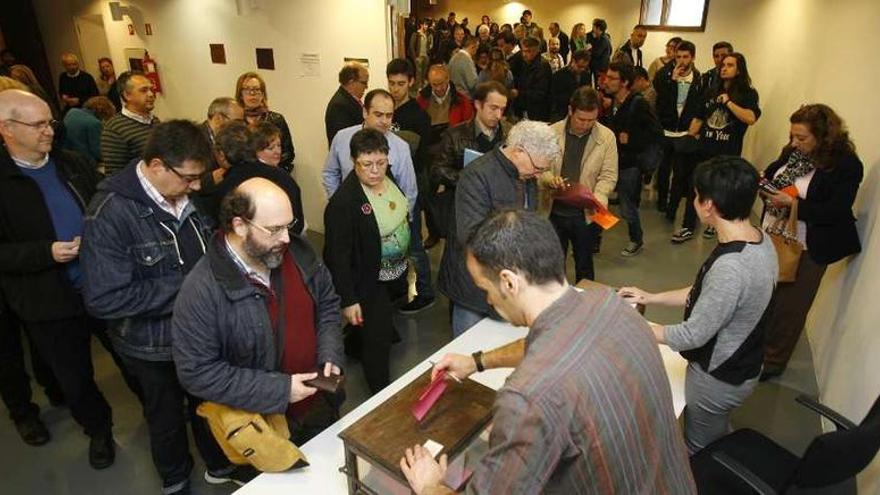 Votaciones para elegir a a los miembros del Consello de Goberno, ayer, en el Rectorado.