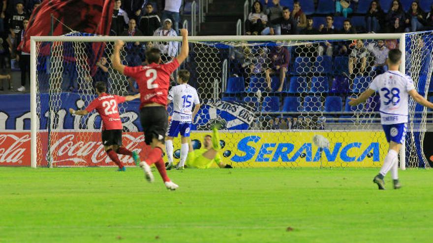 El Tenerife logró remontar, en apenas dos minutos, el tempranero gol del Mallorca -en la imagen-.