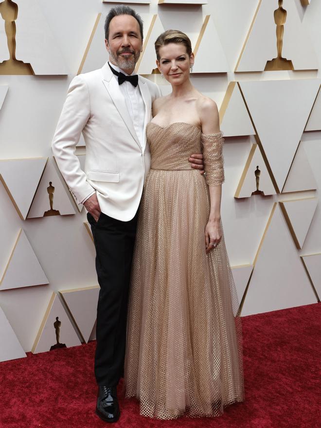 Denis Villeneuve y su pareja, en la alfombra roja de los Oscars 2022.