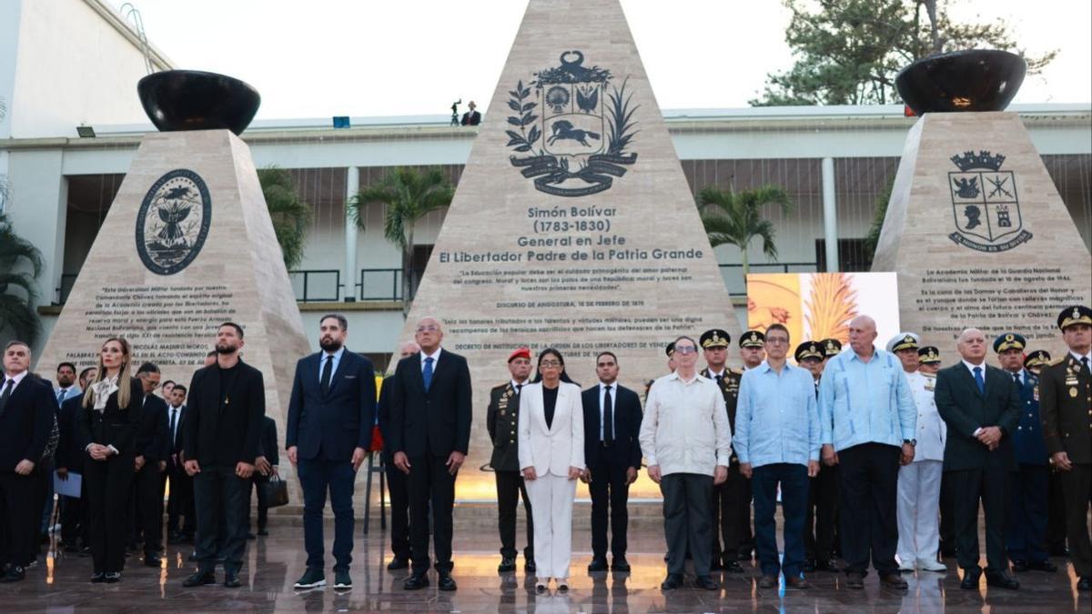 La presidenta encargada de Venezuela, Delcy Rodríguez, acompañada por otras autoridades y el ministro de Exteriores cubano, Bruno Rodríguez