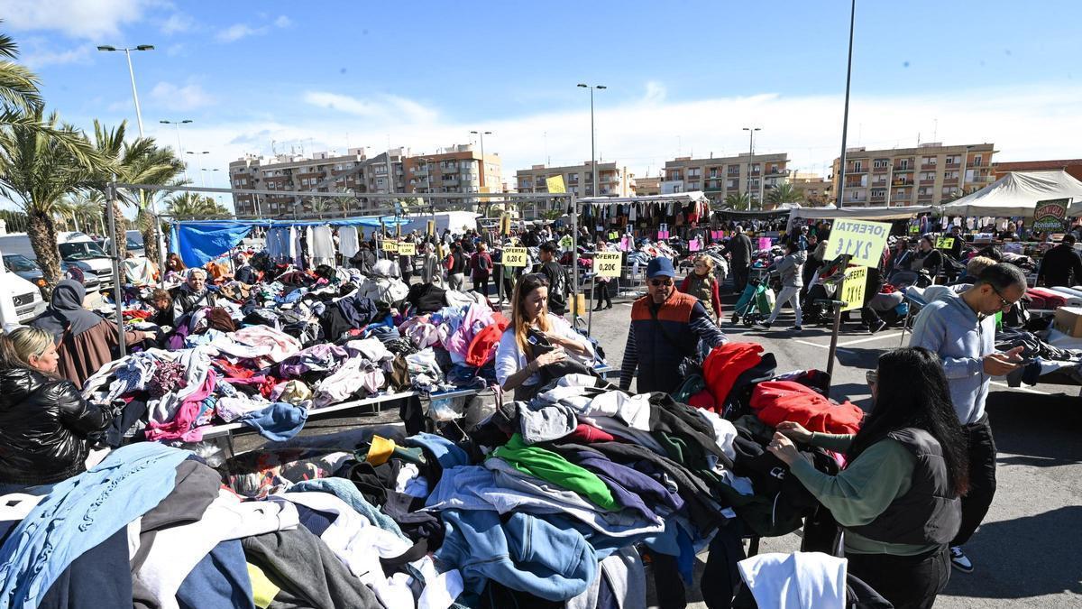 Opiniones encontradas de vecinos y placeros sobre el nuevo mercadillo de Carrús - Toscar en Elche