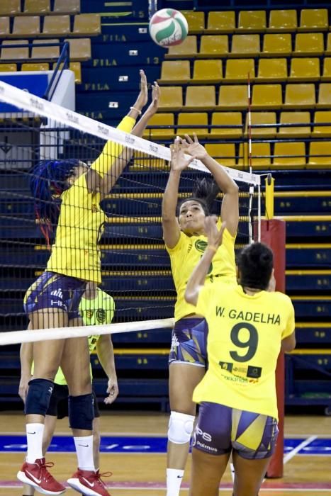 25-02-20 DEPORTES. CENTRO INSULAR DE LOS DEPORTES. LAS PALMAS DE GRAN CANARIA. Entrenamiento y foto de grupo del equipo femenino de volleyball IBSA 7 Palmas.    Fotos: Juan Castro.  | 25/02/2020 | Fotógrafo: Juan Carlos Castro