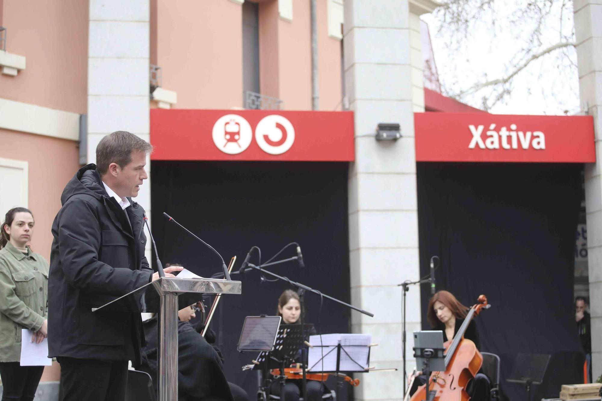 Así fue el homenaje a las víctimas del bombardeo de la estación de Xàtiva en el 85º aniversario del trágico sucesos