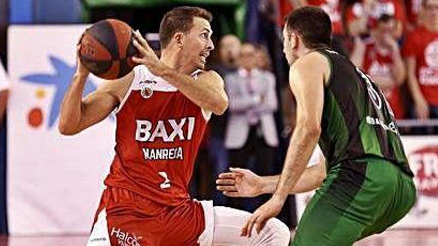 Ryan Toolson, defensat per Dakota Mathias en el partit entre el Baxi i el Joventut de la temporada passada