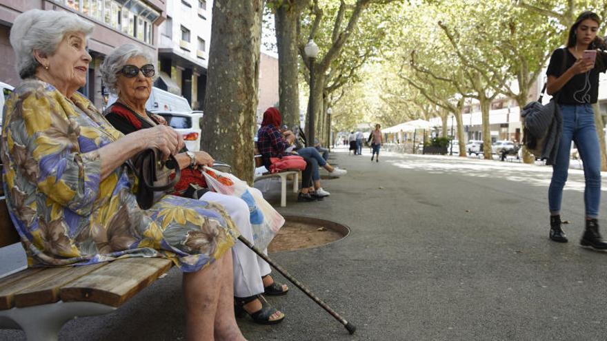 Gent gran a Manresa, que té la població més sobreenvellida de Catalunya.