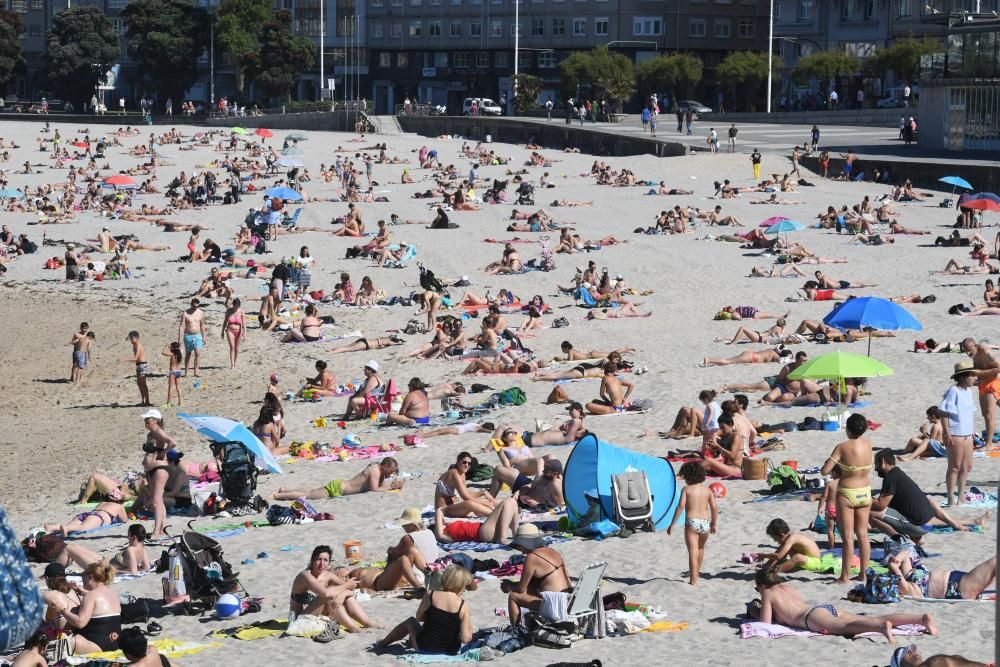 Los termómetros en A Coruña registran temperaturas altas (hasta 27 grados) y las playas de la ciudad se llenan de bañistas.