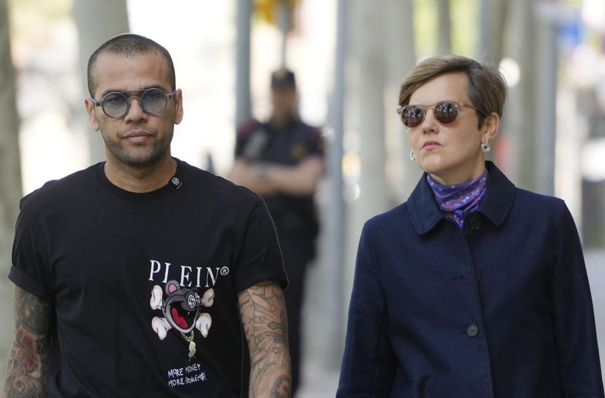El futbolista Dani Alves acompañado de su abogada
