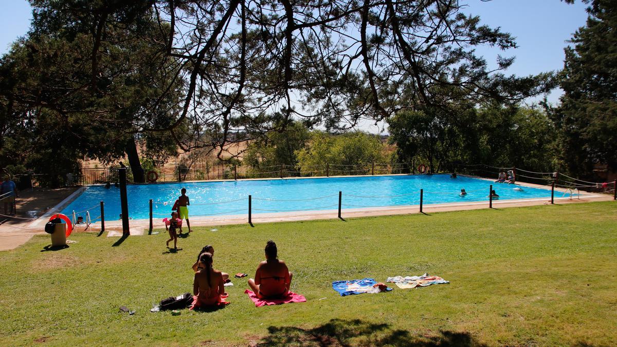 La piscina de Aldea Moret está muy concurrida durante todo el verano.