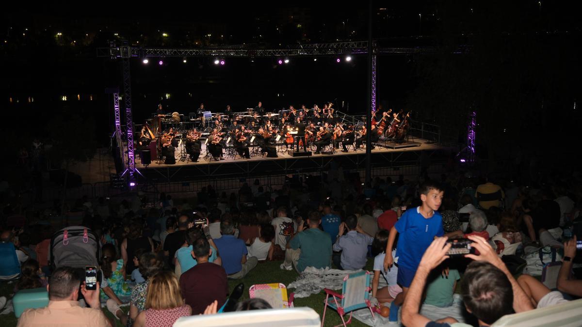 Numeroso  público escuchó a la Orquesta de Extremadura en el parque del río.