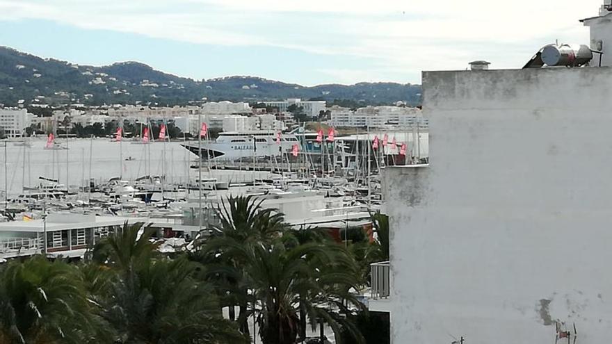 Encalla un barco en el puerto de Sant Antoni