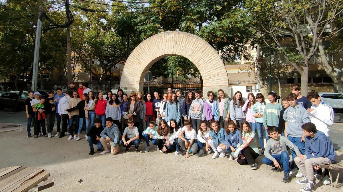 Los estudiantes que cursan la asignatura de francés como segunda lengua extranjera en su salida a la filmoteca.