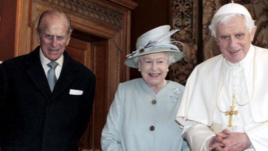 El duque de Edimburgo observa mientras la reina Isabel II y Benedicto XVI intercambian regalos durante su encuentro en el palacio de Holyrood House en Edimburgo,