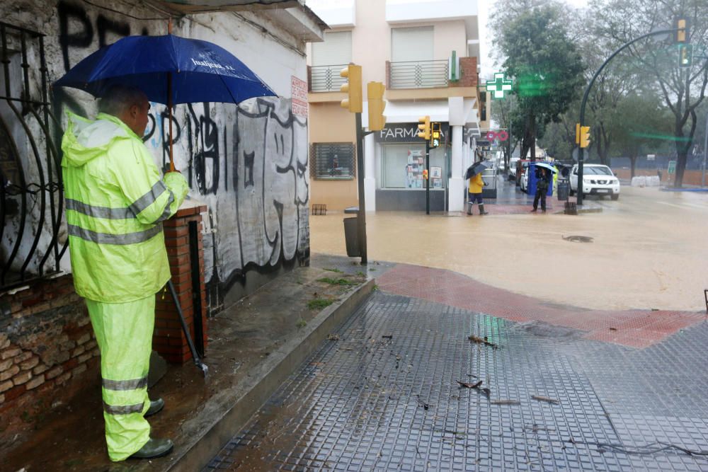 De nuevo, como a comienzos de año, el distrito de Campanillas ha sido el mas castigado por la acumulación de agua, desbordándose arroyos y anegándose muchas de sus calles.