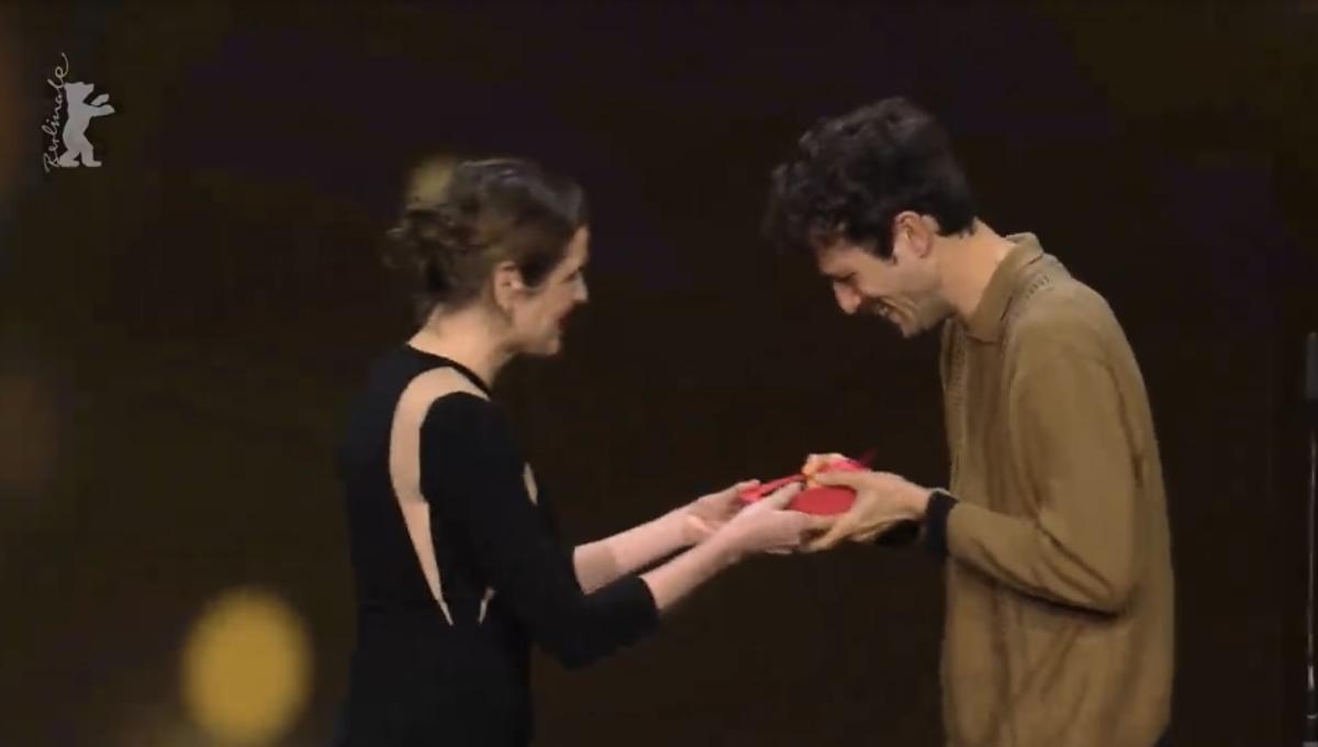 Patiño, recibe el premio en la Berlinale.