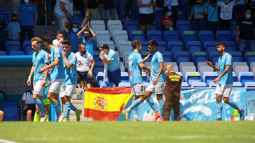Los jugadores del Ciudad de Lucena celebran un gol ante el Ceuta.