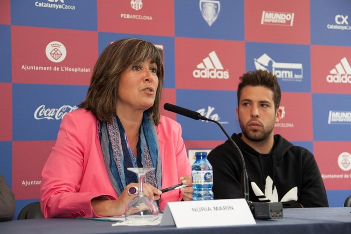 El futbolista Jordi Alba i l’alcaldessa de l’Hospitalet, Núria Marín, en la presentació del primer Campus Jordi Alba. El futbolista Jordi Alba i l’alcaldessa de l’Hospitalet, Núria Marín, en la presentació del primer Campus Jordi Alba.