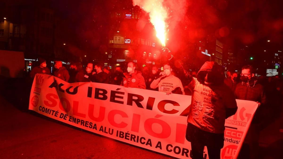 Trabajadores de Alu Ibérica ayer en una protesta ante la Delegación del Gobierno.   | // VÍCTOR ECHAVE
