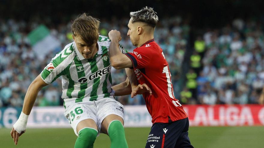 Bryan Zaragoza presiona a JesúsRodríguez en un Betis-Osasuna.