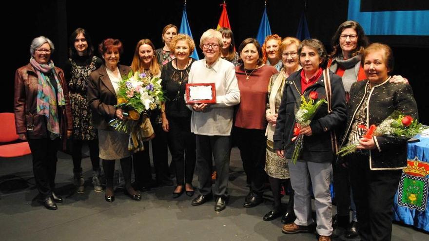 Pilar Domínguez, en el centro, sostiene la placa que acredita el premio concedido a Ángela Carazo, entre miembros del jurado, candidatas y promotoras de la candidatura.