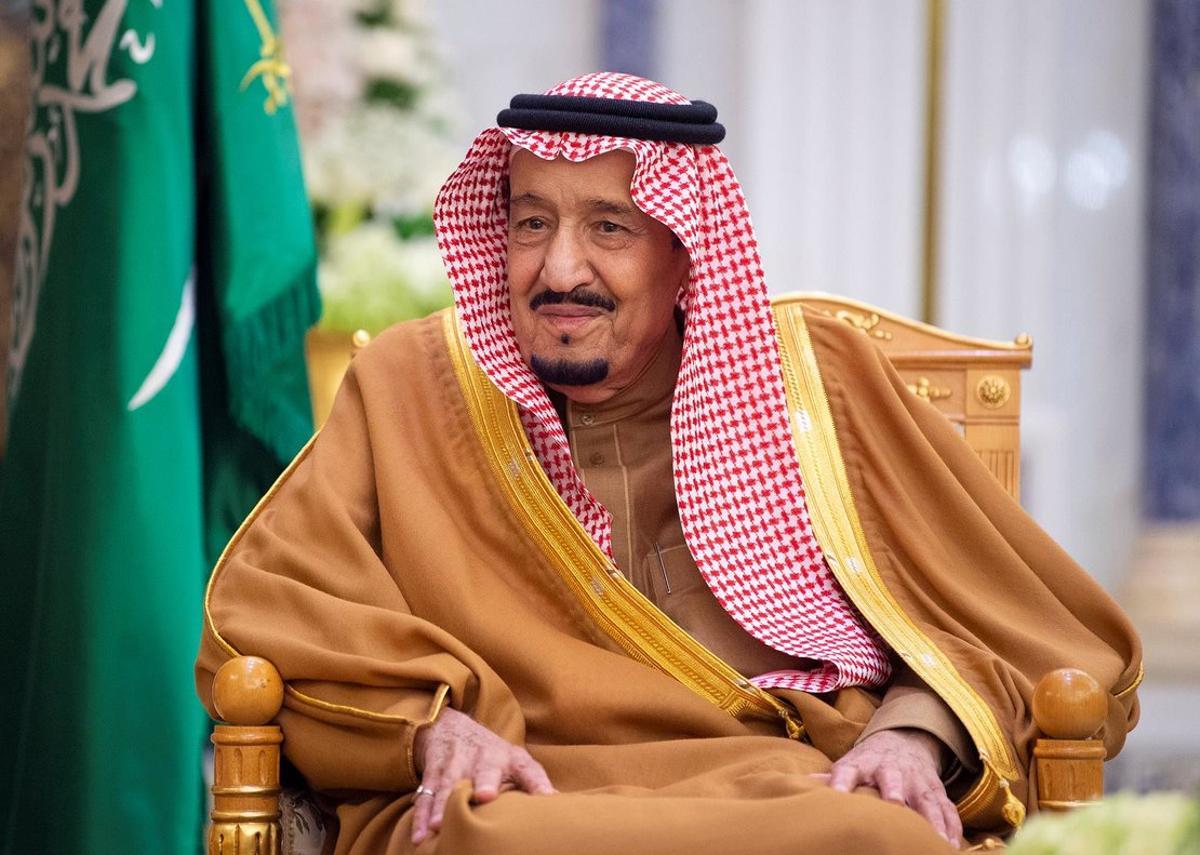 01 January 2020, Saudi Arabia, Riyadh: Saudi King Salman bin Abdulaziz Al Saud receives Abu Bakr Al-Siddiq Necklace from Arab Red Crescent and Red Cross Organization by Secretary General of ARCO Saleh bin Hamad Al-Tuwaijri (Not Pictured), in appreciation of his humanitarian diplomatic efforts at the regional and international level. Photo: -/Saudi Press Agency/dpa 01 January 2020, Saudi Arabia, Riyadh: Saudi King Salman bin Abdulaziz Al Saud receives Abu Bakr Al-Siddiq Necklace from Arab Red Crescent and Red Cross Organization by Secretary General of ARCO Saleh bin Hamad Al-Tuwaijri (Not Pictured), in appreciation of his humanitarian diplomatic efforts at the regional and international level. Photo: -/Saudi Press Agency/dpa