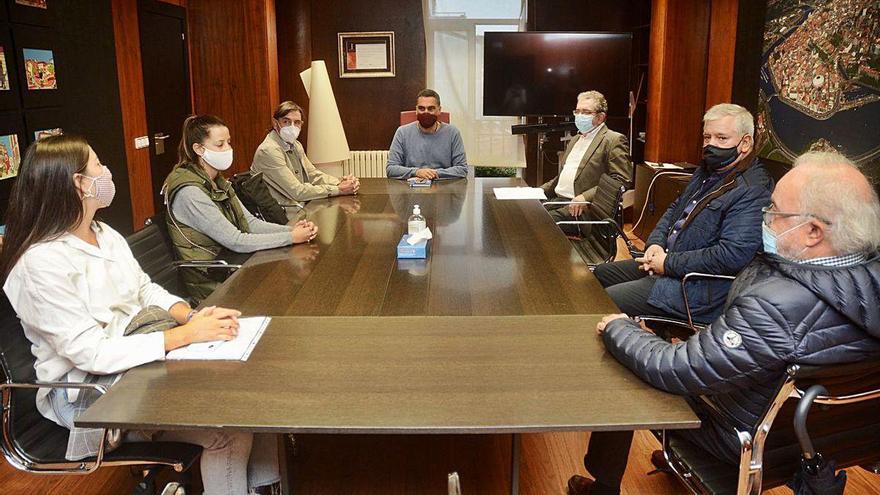 Los portavoces de colectivos empresariales con el edil Demetrio Gómez al inicio de la reunión.