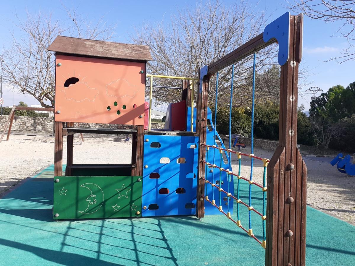 Zona de juegos en un parque infantil de Ontinyent.