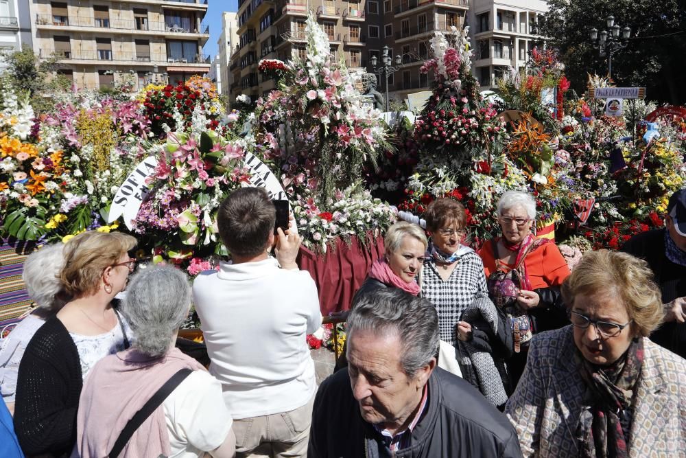 La Mare de Déu luce su manto en la Plaza de la Virgen