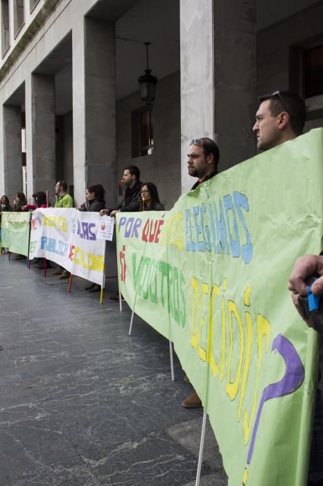 Protesta de los padres del Colegio El Bosquín del Entrego ante la Consejería de Educación