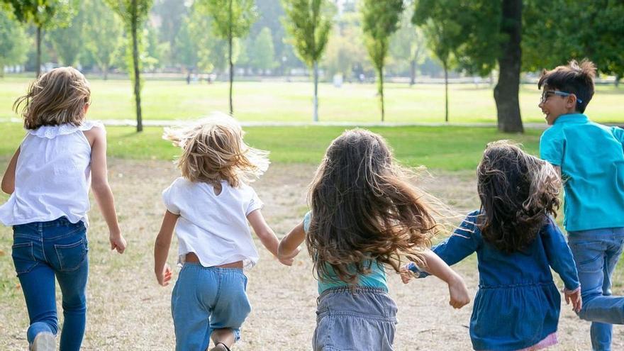 Imagen de un grupo de menores divirtiéndose en un parque.