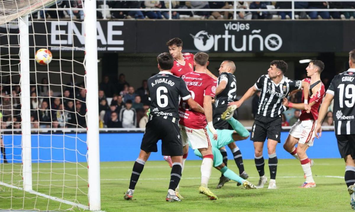 Gazzaniga amargó la tarde a los jugadores albinegros. | IVÁN URQUIZAR