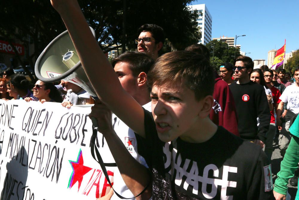 En la segunda de las dos jornadas de huelga, los jóvenes de la capital protagonizan una marcha hasta el Rectorado