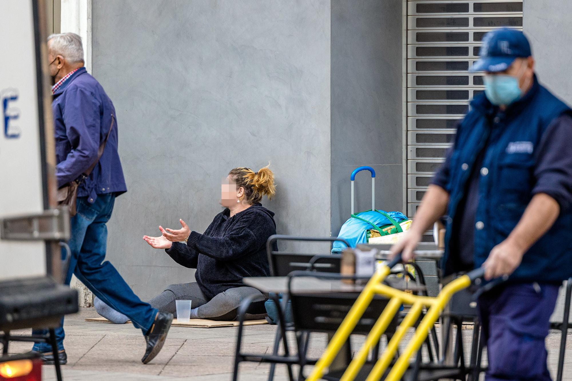 Ordenanza de mendicidad en Alicante: «¿Cómo vamos a pagar esas multas? ¿Prefieren que estemos robando?»