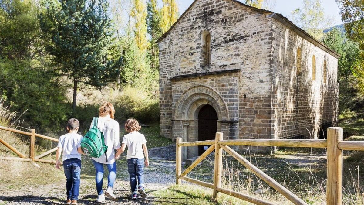 Una familia acudiendo al monasterio de San Adrián de Sasabe