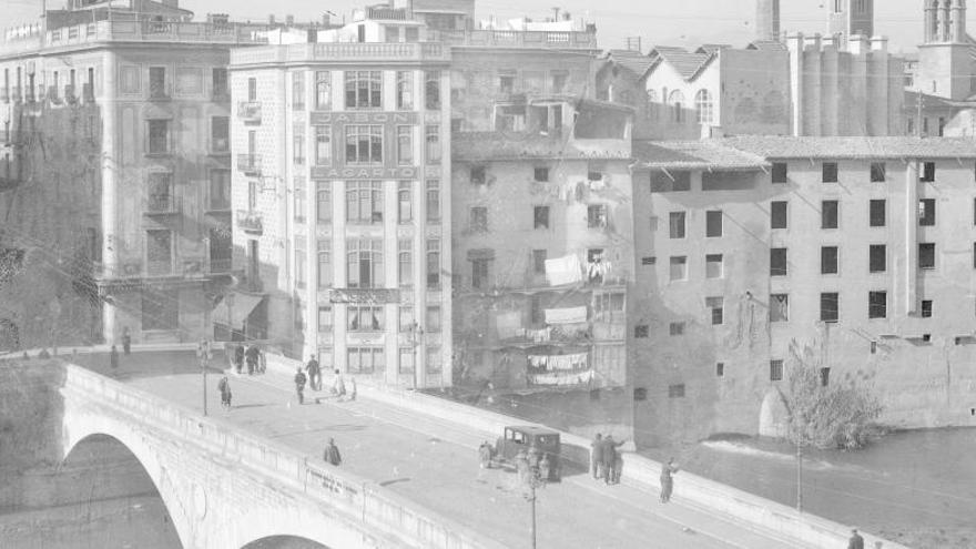 Una vista de Girona amb el Pont de Pedra en primer terme i al darrere la fàbica Gròber